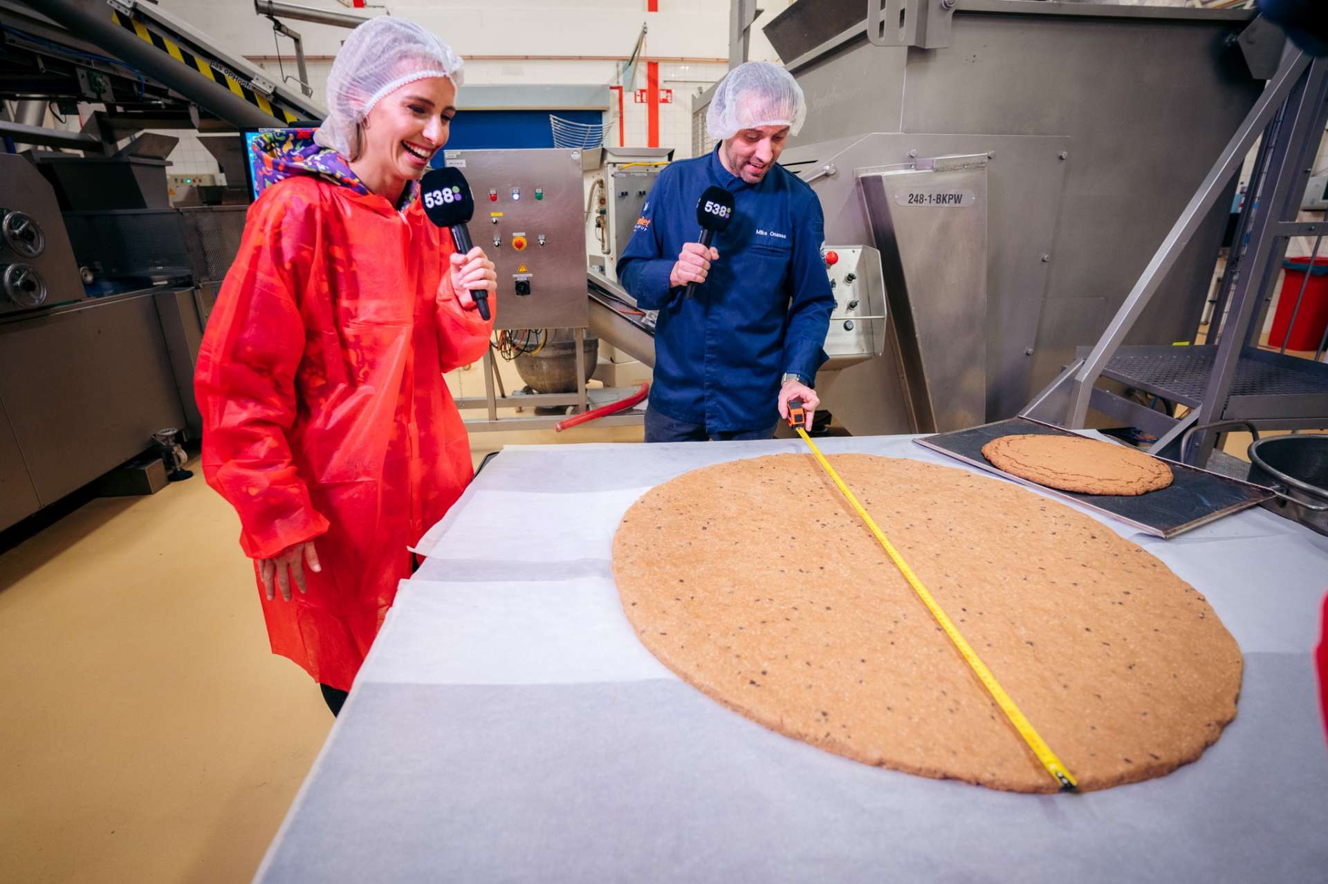 Mike en Iris met koek.jpg