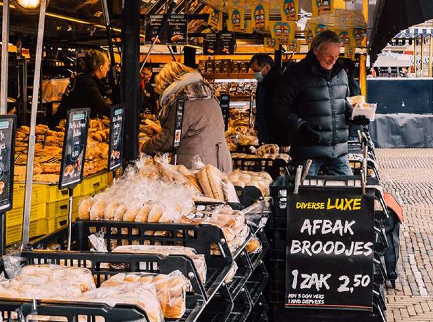 Vader, moeder en zoon Koelewijn staan samen op de markt