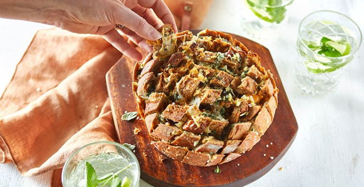 Breekbrood met knoflook, kaas en kruiden