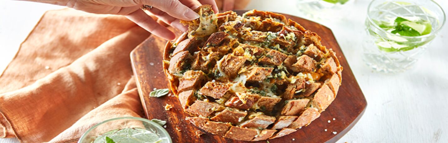 Breekbrood met knoflook, kaas en kruiden