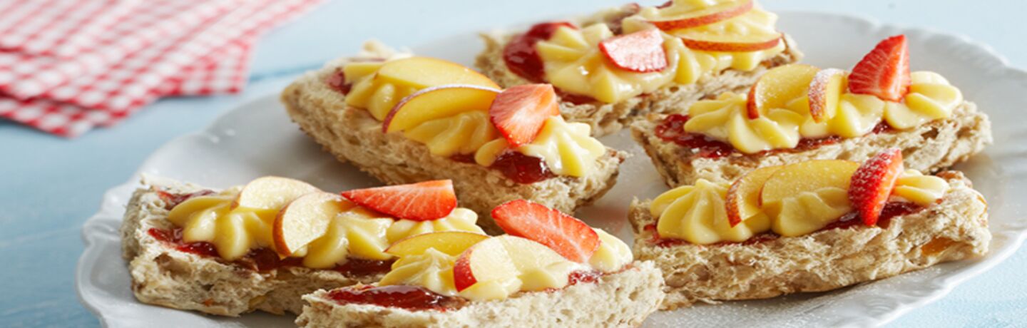 Bzn broodje met gele room en fruit