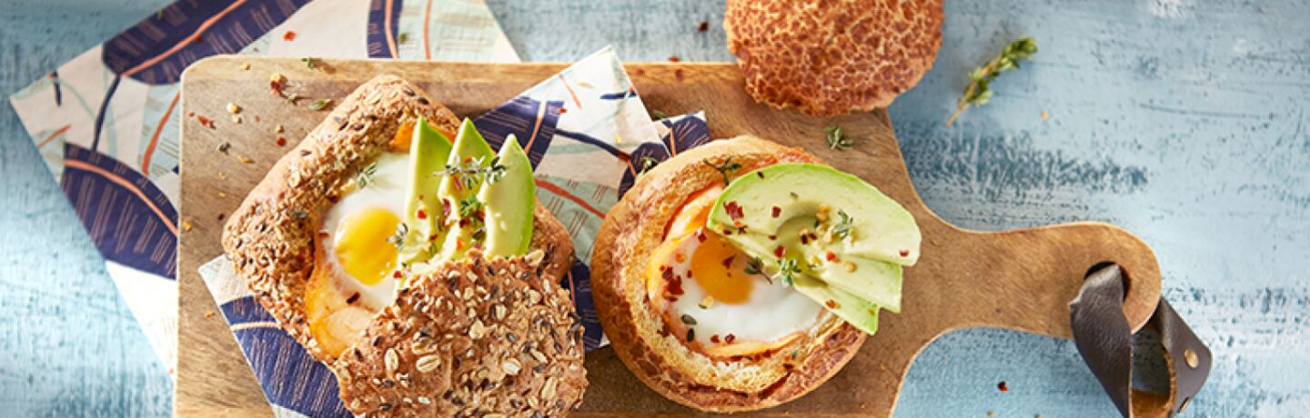 Gevulde broodjes met avocado, zalm en ei