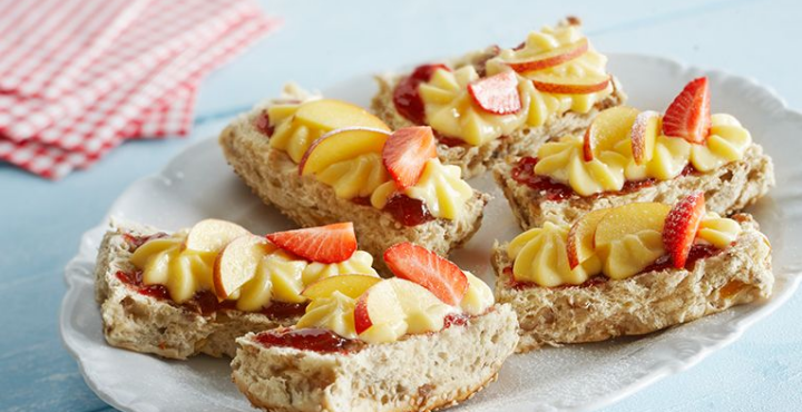 Bzn broodje met gele room en fruit