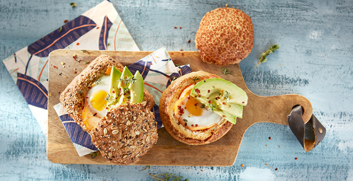 Gevulde broodjes met avocado, zalm en ei