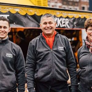 Vader, moeder en zoon Koelewijn staan samen op de markt