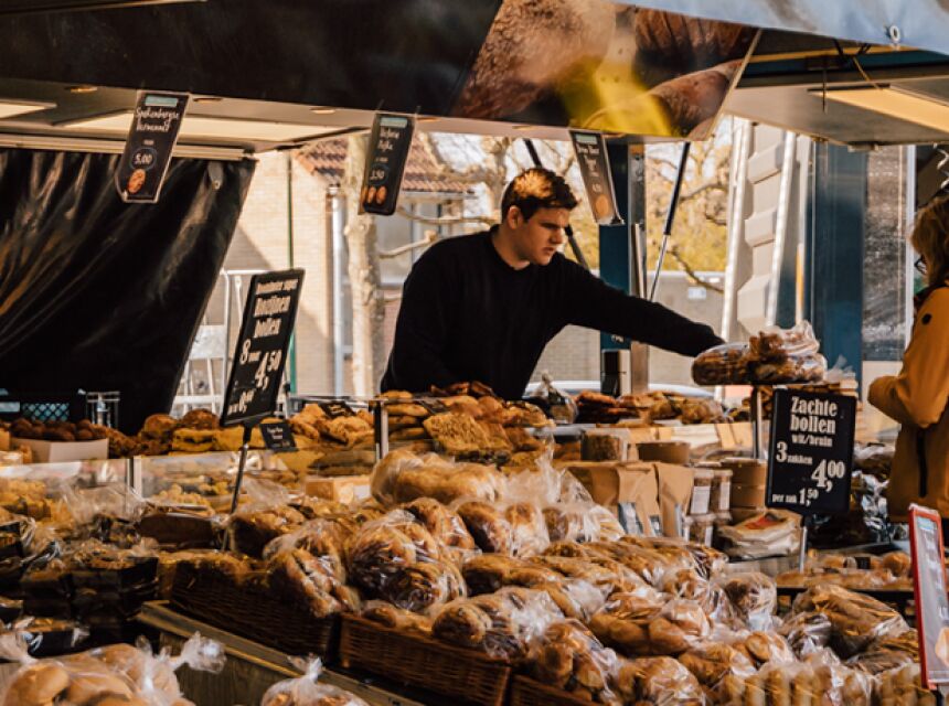 Stoepje bakker Coert Westerink & zijn klanten