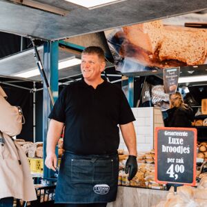 Stoepje bakker Coert Westerink & zijn klanten